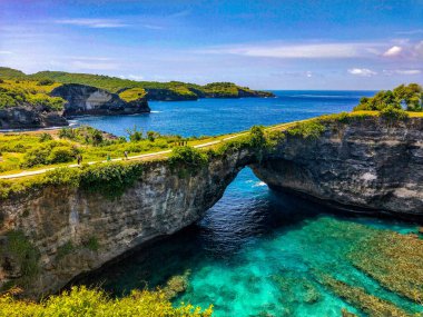 Aile hayatı. Baba, çocuklu anne doğal deniz havuzu Broken Bay 'e bakın. Bali seyahat rotası. Nusa Penida Adası Gündüz Turu popüler bir yer. Çocuklarla plaj tatili etkinliği