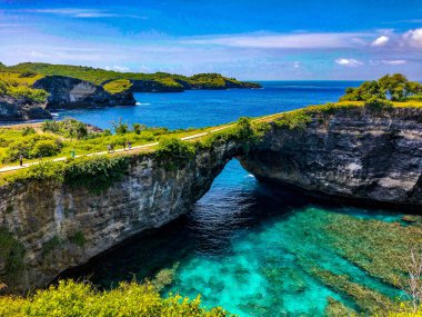 Aile hayatı. Baba, çocuklu anne doğal deniz havuzu Broken Bay 'e bakın. Bali seyahat rotası. Nusa Penida Adası Gündüz Turu popüler bir yer. Çocuklarla plaj tatili etkinliği