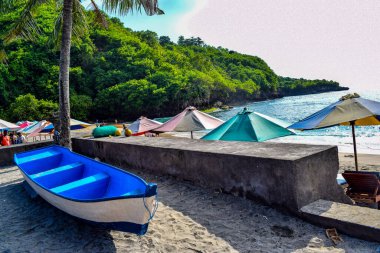 Güneşli sahil manzarası, tropikal adada yaz tatili, deniz kenarındaki egzotik doğa, huzurlu deniz manzarası, tatil için cennet manzarası, Endonezya, Nusa Penida Adası, Crystal Bay lagünü