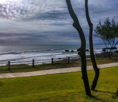 Akşamları Bali Endonezya 'daki Tanha Lot plajına yakın akşam manzarası, Akşamları Tanha' nın plaj manzarası