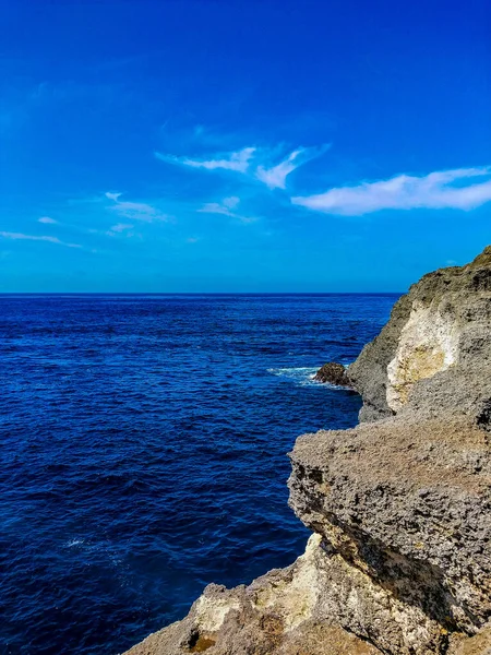 インドネシアのバリ島ヌサペニダ島のブロークンビーチでのエンジェルズビラボン エンジェルズビラボンビーチとして知られる美しいビーチでのユニークな自然の岩や崖の形成の壮大な景色 — ストック写真