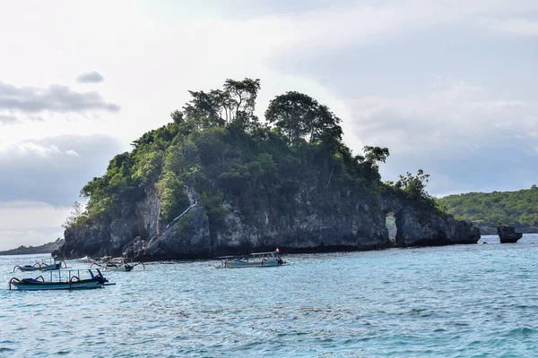 阳光海滩全景 热带岛屿暑假 海边奇异的自然 平静的海滨 田园诗般的度假风景 印度尼西亚 努沙佩尼达岛 水晶湾泻湖 — 图库照片