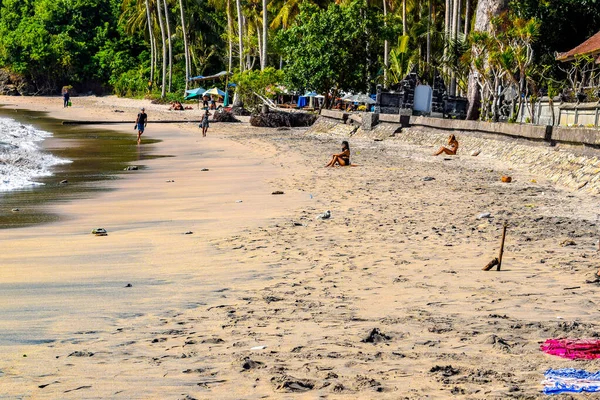 阳光海滩全景 热带岛屿暑假 海边奇异的自然 平静的海滨 田园诗般的度假风景 印度尼西亚 努沙佩尼达岛 水晶湾泻湖 — 图库照片