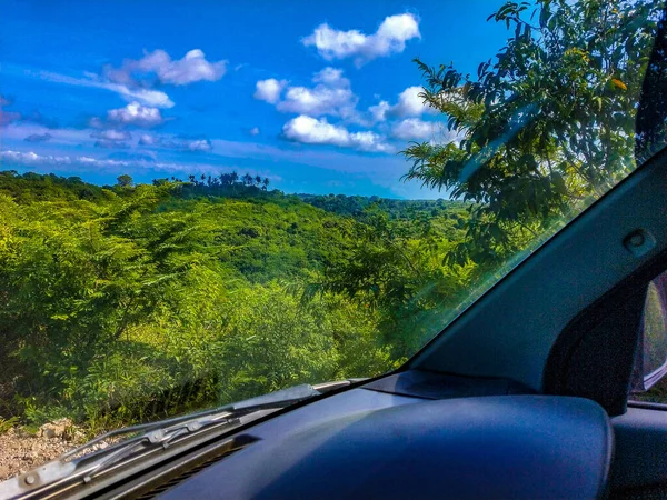 Estrada Através Uma Selva Ilha Nusa Penida Indonésia Colinas Amarelas — Fotografia de Stock