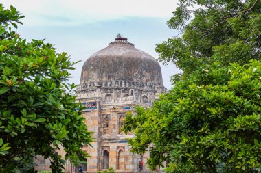 Yeşil ağaçlar, palmiyeler, su birikintileri ve Lodhi bahçelerindeki çeşmeler veya Yeni Delhi, Hindistan 'daki Lodhi Bahçeleri, Yeni Delhi, Hindistan' daki Lodhi Bahçeleri,