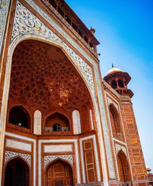 Tac Mahal 'e ibadet için giriş kapısı ve mezarın mimarisi. Taj Mahar ayrıca dünyanın yedi harikası olarak da nitelendirdi, Dünya mirası Taj Mahal 'i agra, Hindistan ve Taj Mahal' i dünyanın yedi harikası arasında saydı.