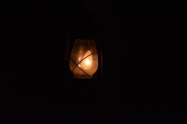 Sarı Ateş alevi arka planda izole edilmiş, ateş alevi ve siyah bir arka planda kıvılcımlar.