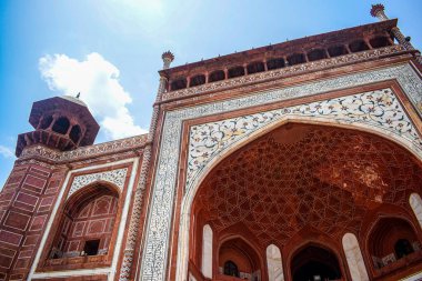 Tac Mahal 'e ibadet için giriş kapısı ve mezarın mimarisi. Taj Mahar ayrıca dünyanın yedi harikası olarak da nitelendirdi, Dünya mirası Taj Mahal 'i agra, Hindistan ve Taj Mahal' i dünyanın yedi harikası arasında saydı.