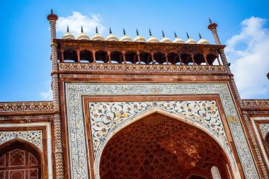 Tac Mahal 'e ibadet için giriş kapısı ve mezarın mimarisi. Taj Mahar ayrıca dünyanın yedi harikası olarak da nitelendirdi, Dünya mirası Taj Mahal 'i agra, Hindistan ve Taj Mahal' i dünyanın yedi harikası arasında saydı.