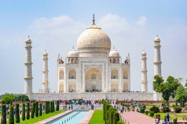 Tac Mahal, Hindistan 'ın Agra, Uttar Pradesh, Taj Mahal India, Agra kentindeki Yamuna Nehri' nin güney kıyısında bulunan fildişi beyazı bir mermer mozoledir. 7 dünya harikası. Güzel Tajmahal seyahat yeri