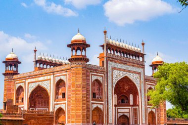 Tac Mahal 'e ibadet için giriş kapısı ve mezarın mimarisi. Taj Mahar ayrıca dünyanın yedi harikası olarak da nitelendirdi, Dünya mirası Taj Mahal 'i agra, Hindistan ve Taj Mahal' i dünyanın yedi harikası arasında saydı.