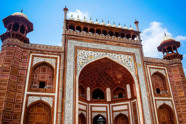 Tac Mahal 'e ibadet için giriş kapısı ve mezarın mimarisi. Taj Mahar ayrıca dünyanın yedi harikası olarak da nitelendirdi, Dünya mirası Taj Mahal 'i agra, Hindistan ve Taj Mahal' i dünyanın yedi harikası arasında saydı.