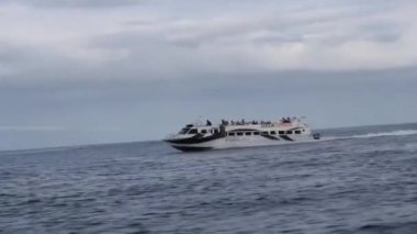 Bali Sanur sahilinden Bali Endonezya 'daki Nusa Penida' ya giden sürat teknesi Sanur sahilinden Nusa Penida 'ya, Endonezya' dan Nusa Penida 'ya, sürat teknesinden Bali' ye,