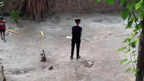 Niños Jóvenes Jugando Cricket Partido Bate Pelota Jugado Entre Dos — Vídeo de stock