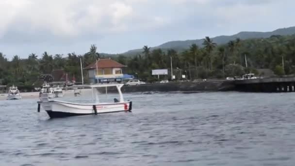 从巴厘萨努尔海滩前往印度尼西亚巴厘努沙佩尼达的快艇 从印度尼西亚萨努尔海滩前往努沙佩尼达的快艇 从印度尼西亚巴厘快艇前往努沙佩尼达的快艇 — 图库视频影像