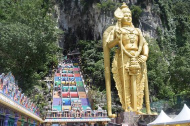 Batu mağaraları, Hindistan dışındaki en büyük Hindu tapınağı. Lord Murugan 'ın heykeli, Kuala Lumpur yakınlarındaki Kutsal Batu Mağaraları, Malezya