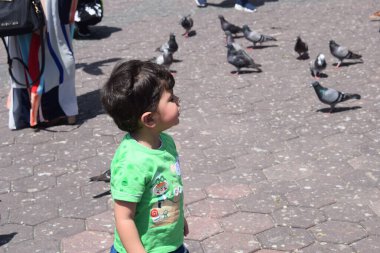 Küçük tatlı çocuk Malezya 'daki Batu Mağaraları Tapınağı' nın yakınlarında poz veriyor.