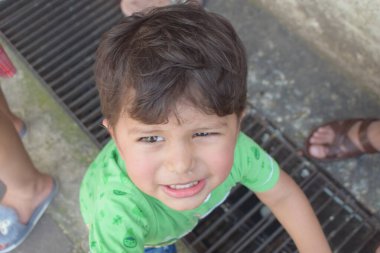 Küçük tatlı çocuk Malezya 'daki Batu Mağaraları Tapınağı' nın yakınlarında poz veriyor.