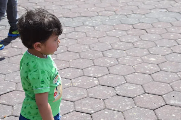 Dulce Niño Dando Pose Para Fotografía Cerca Batu Cuevas Templo — Foto de Stock