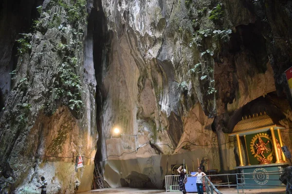 バトゥ洞窟 インドの外で最大のヒンドゥー寺院 マレーシアのクアラルンプール近郊にある聖バトゥ洞窟 ムルガン卿像の眺め — ストック写真