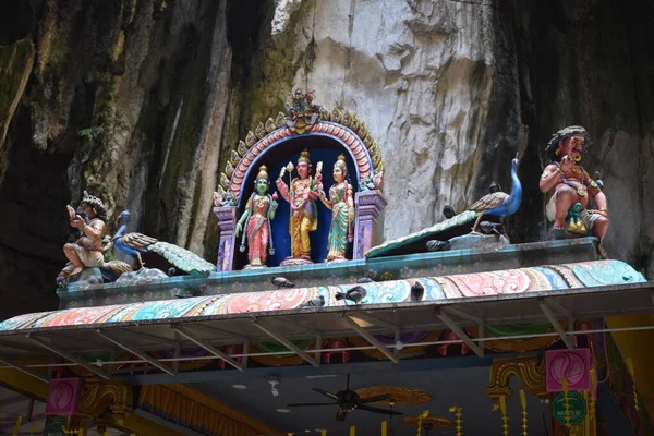 巴图洞穴 印度以外最大的后殿 马来西亚吉隆坡附近的圣地巴图洞穴穆鲁甘勋爵雕像视图 — 图库照片