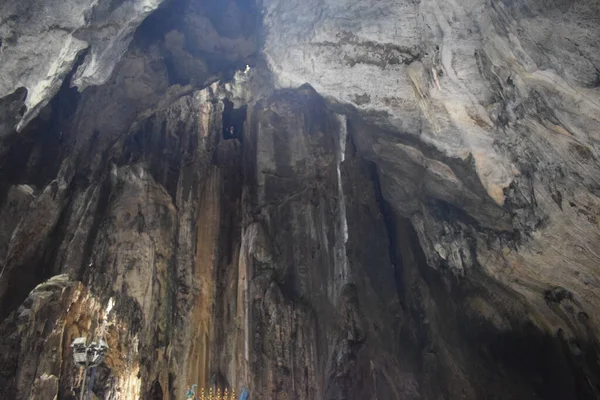 バトゥ洞窟 インドの外で最大のヒンドゥー寺院 マレーシアのクアラルンプール近郊にある聖バトゥ洞窟 ムルガン卿像の眺め — ストック写真