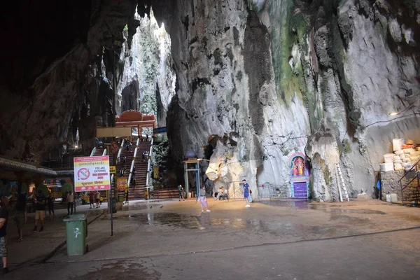 バトゥ洞窟 インドの外で最大のヒンドゥー寺院 マレーシアのクアラルンプール近郊にある聖バトゥ洞窟 ムルガン卿像の眺め — ストック写真