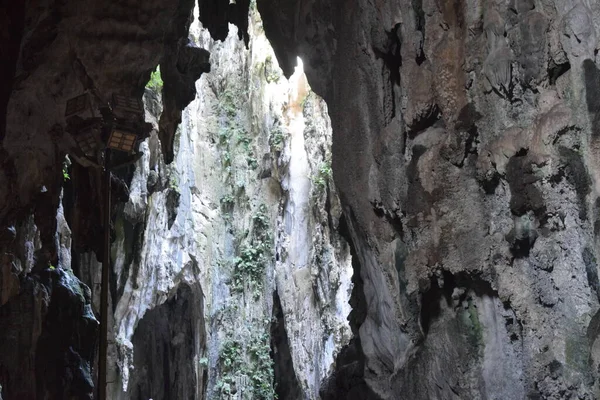 동굴은 밖에서 신전이다 위풍당당 말레이시아 콸라룸푸르 근처에 스러운 — 스톡 사진