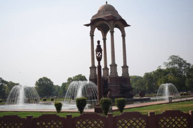 Hindistan Kapısı (orijinal adıyla All India War Memorial) Yeni Delhi, Hindistan 'ın eski adıyla Kingsway' in 