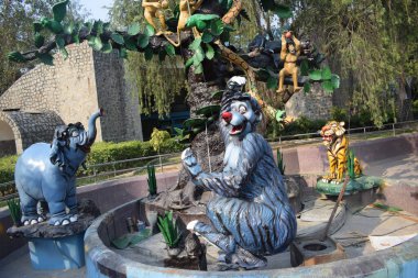 Çocuk parkının içindeki çizgi film heykeli Akşam vakti Hindistan 'da