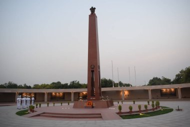 Delhi 'deki Ulusal Savaş Anıtı' nın iç manzarası, Savaş Anıtı 'nın akşam manzarası, Hindistan Kapısı Rajpath, Yeni Delhi' de bulunan bir savaş anıtıdır.
