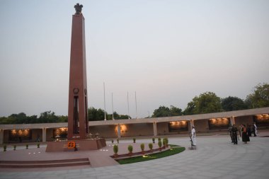 Delhi 'deki Ulusal Savaş Anıtı' nın iç manzarası, Savaş Anıtı 'nın akşam manzarası, Hindistan Kapısı Rajpath, Yeni Delhi' de bulunan bir savaş anıtıdır.