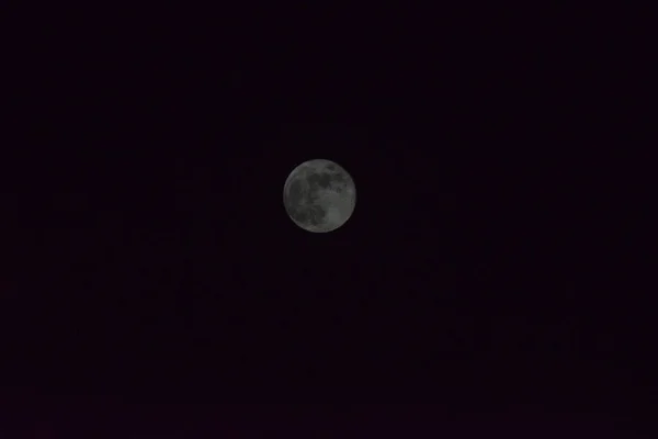 自然背景 迷人的夜空照片 多云明亮的超级月亮 多云的白昼 满月在天空闪耀 — 图库照片