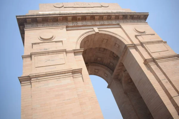 インド門 インドがいせん 当初はオール インディア戦争記念碑と呼ばれていた かつてキングスウェイと呼ばれていたインド ニューデリーの 儀式軸 の東端に位置するラージャード街道沿いの戦争記念碑である — ストック写真