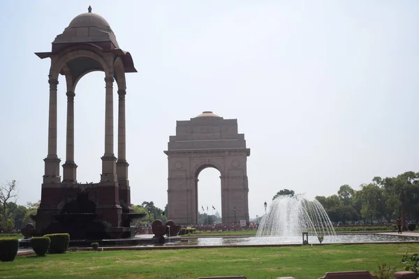 印度门 India Gate 原名全印度战争纪念馆 All India War Memorial 是一座横跨拉吉路的战争纪念馆 位于印度新德里 — 图库照片