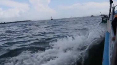 Bali Sanur sahilinden Bali Endonezya 'daki Nusa Penida' ya giden sürat teknesi Sanur sahilinden Nusa Penida 'ya, Endonezya' dan Nusa Penida 'ya, sürat teknesinden Bali' ye,