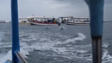 Bali Sanur sahilinden Bali Endonezya 'daki Nusa Penida' ya giden sürat teknesi Sanur sahilinden Nusa Penida 'ya, Endonezya' dan Nusa Penida 'ya, sürat teknesinden Bali' ye,