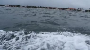 Bali Sanur sahilinden Bali Endonezya 'daki Nusa Penida' ya giden sürat teknesi Sanur sahilinden Nusa Penida 'ya, Endonezya' dan Nusa Penida 'ya, sürat teknesinden Bali' ye,