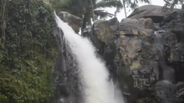 Tegenungan Şelalesi, Endonezya 'nın Bali kentindeki Bali, Tegenungan şelalesinin ilgi çekici yerlerinden biridir.
