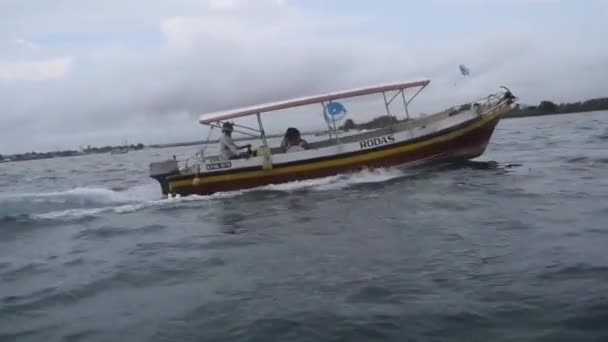 Motorcsónak Úton Bali Sanur Strandtól Nusa Penida Bali Indonéziában Motorcsónak — Stock videók