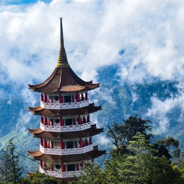 Chin Sweet Caves Tapınağı Genting Highlands, Pahang, Malezya 'da bulunan bir Taoist tapınağıdır. Malezya' nın Genting Highland bölgesindeki Chin Swee Tapınağı 'nın en iyi manzarasıdır.