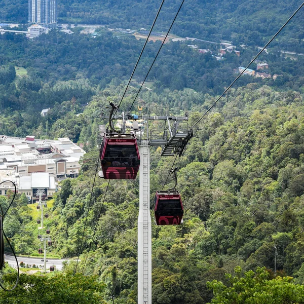 马来西亚成丁高地天桥缆车上的天桥视图和金斯威洞穴寺庙 乘坐从成丁高地到吉隆坡的缆车 天桥缆车 — 图库照片