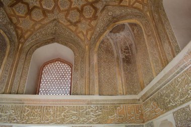 Delhi 'deki Sunder Bakımevi' ndeki mimari mezarın içerisi. Gündüz vakti Sunder Çocuk Yuvası.