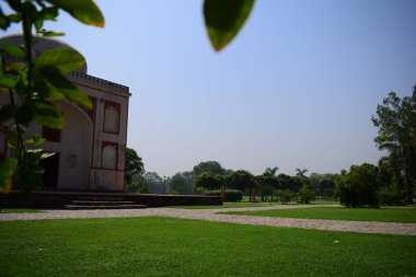 Delhi 'deki Sunder Bakımevi' ndeki mimari mezarın içerisi. Gündüz vakti Sunder Çocuk Yuvası.