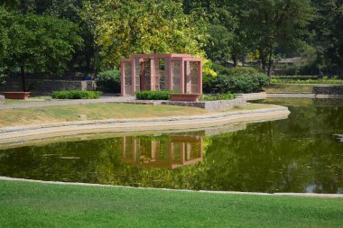 Delhi 'deki Sunder Bakımevi' ndeki mimari mezarın içerisi. Gündüz vakti Sunder Çocuk Yuvası.