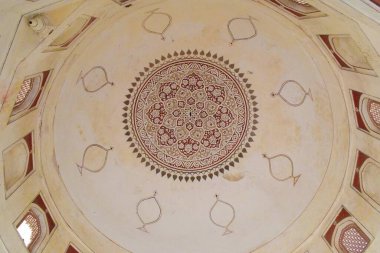 Delhi 'deki Sunder Bakımevi' ndeki mimari mezarın içerisi. Gündüz vakti Sunder Çocuk Yuvası.