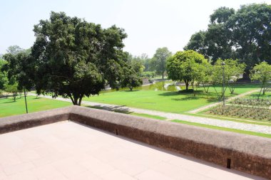 Delhi 'deki Sunder Bakımevi' ndeki mimari mezarın içerisi. Gündüz vakti Sunder Çocuk Yuvası.