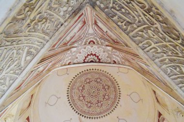 Delhi 'deki Sunder Bakımevi' ndeki mimari mezarın içerisi. Gündüz vakti Sunder Çocuk Yuvası.
