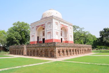 Delhi 'deki Sunder Bakımevi' ndeki mimari mezarın içerisi. Gündüz vakti Sunder Çocuk Yuvası.