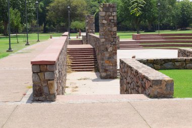 Delhi 'deki Sunder Bakımevi' ndeki mimari mezarın içerisi. Gündüz vakti Sunder Çocuk Yuvası.